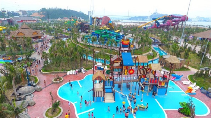 Công viên nước Hạ Long hay còn gọi là Typhoon Water Park nằm trong khu quần thể khu giải trí Sun world đẳng cấp quốc tế
